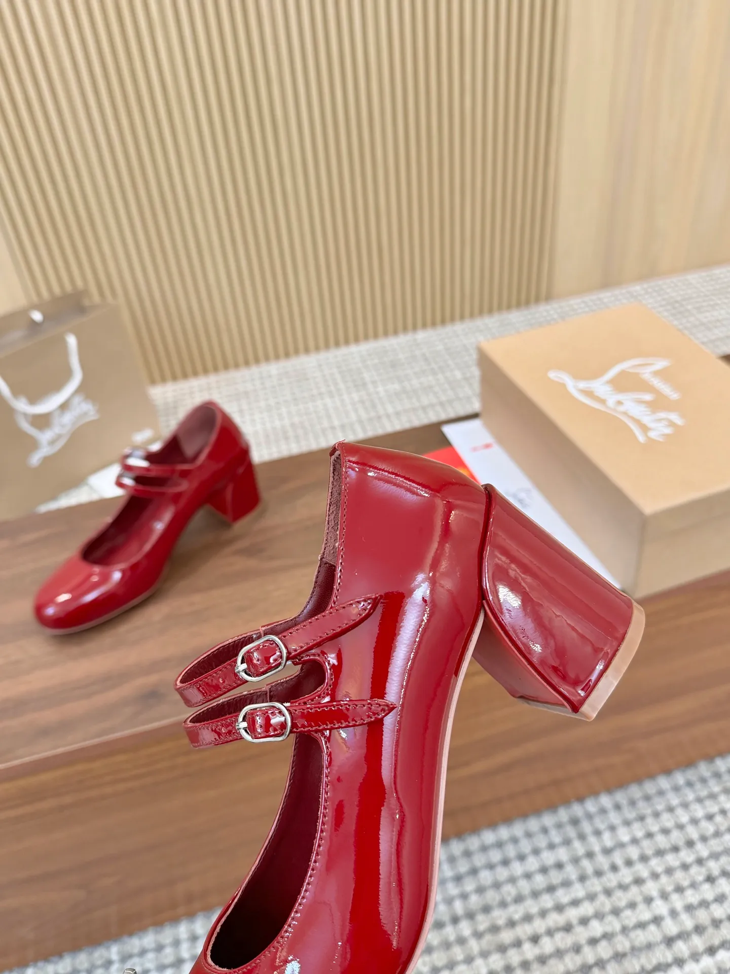 👟👟Ex-factory price 480👟👟 Genuine leather sole +40 Year-round shipment💝Christian Louboutin CL👠 "Patent Leather Series" Noble and luxurious, real blingbling✨ Real materials, all customized by the pattern maker, and the materials are made of original customized materials to achieve the taste of the original 6 color options💍Upper: Imported👉cow patent leather💪 Lining: Sheepskin foot pad/lining Size: 34-40.41.42 Heel height: 6.5cm